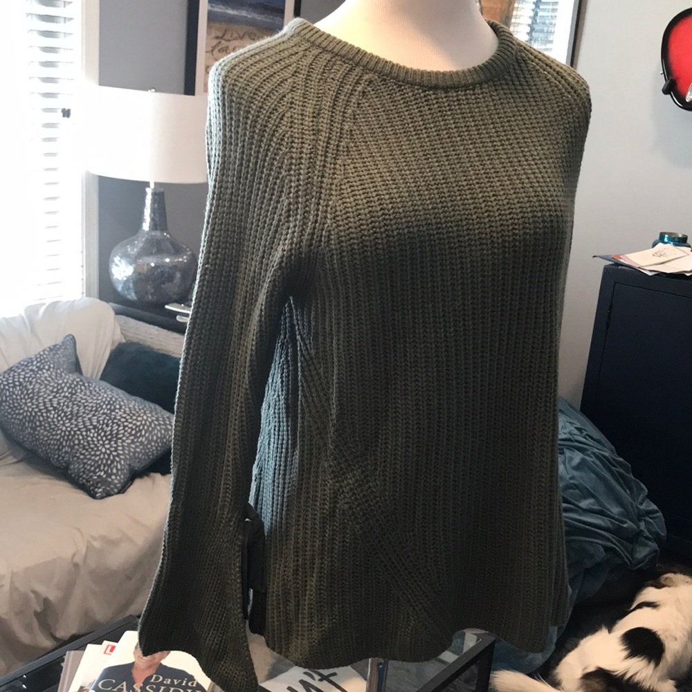 Olive green sweater size s/m beautiful
